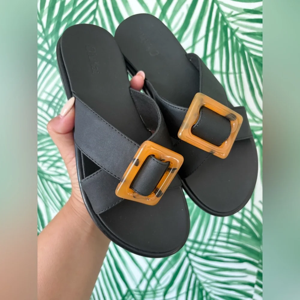 Olukai La’i Slide Black Size 7 Tortoise Buckle vacation slide - Picture 5 of 7